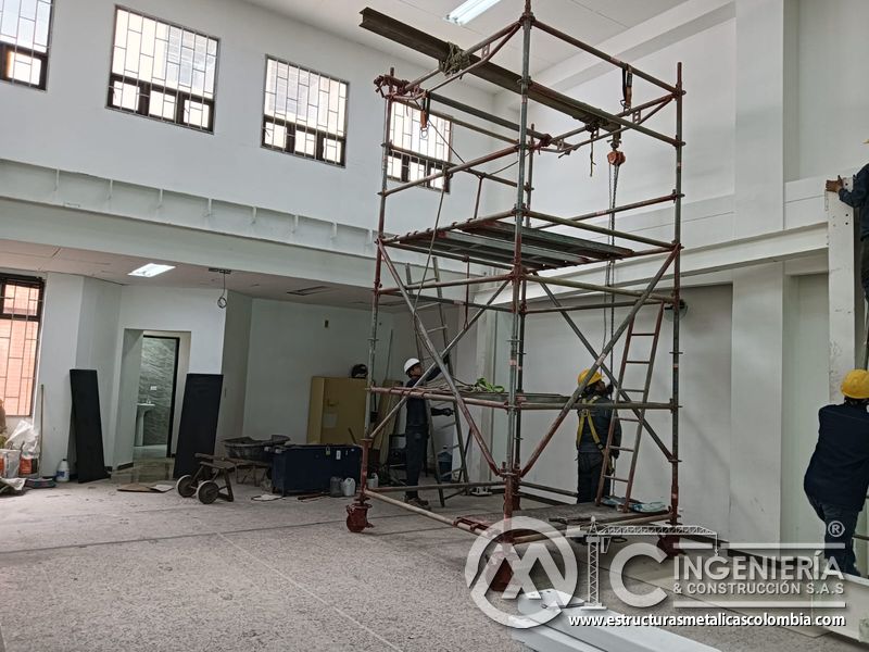 Andamio equipado con polipasto para construir el mezzanine metálico en Bogotá y Colombia. Montajes Ingeniería y Construcción. MIC SAS.