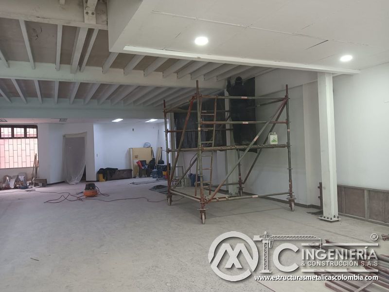 Andamio para acabado de vigas secundarias del mezzanine metálico en Bogotá y Colombia. Montajes Ingeniería y Construcción. MIC SAS.