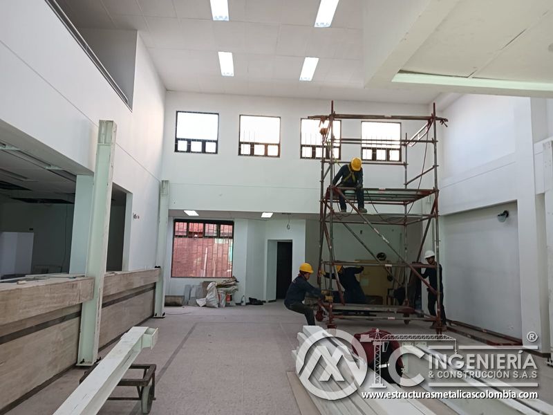 Andamio y perfiles acopiados para montaje del mezzanine metálico en Bogotá y Colombia. Montajes Ingeniería y Construcción. MIC SAS.