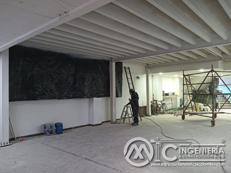 Andamios para intervenir viguetas y uniones bajo el mezzanine metálico en Bogotá y Colombia. Montajes Ingeniería y Construcción. MIC SAS.