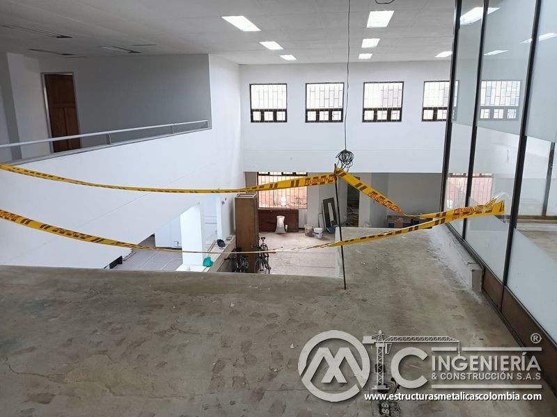 Borde de mezzanine metálico delimitado con cinta de seguridad en Bogotá y Colombia. Montajes Ingeniería y Construcción. MIC SAS.