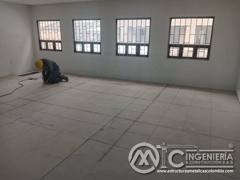 Corte de placas modulares para piso de mezzanine metálico industrial en Bogotá y Colombia. Montajes Ingeniería y Construcción. MIC SAS.