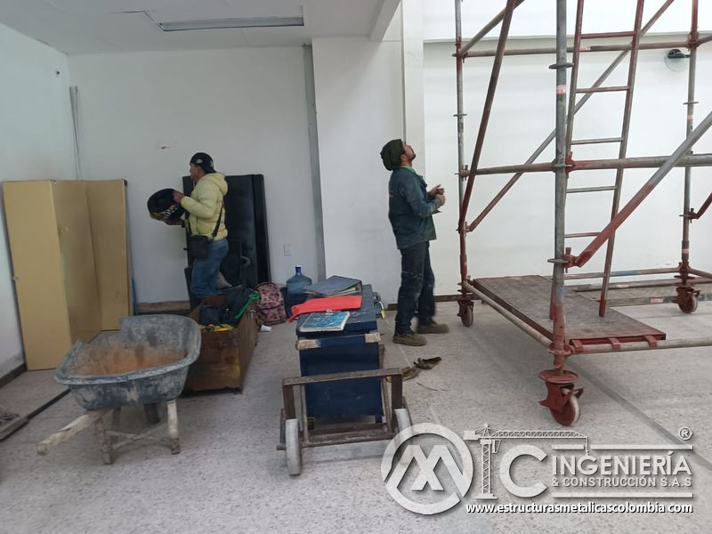 Cuadrilla organiza herramientas junto al andamio del mezzanine metálico en Bogotá y Colombia. Montajes Ingeniería y Construcción. MIC SAS.