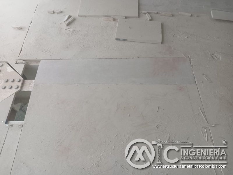 Detalle de juntas alineadas entre placas del piso del mezzanine metálico en Bogotá y Colombia. Montajes Ingeniería y Construcción. MIC SAS.