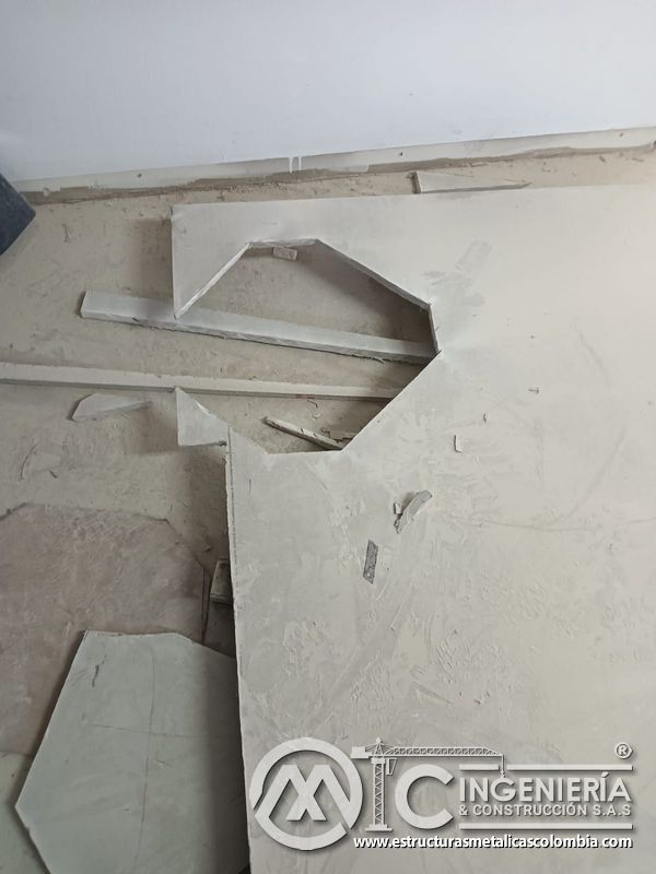 Detalle vertical de conexión y recorte en piso de mezzanine metálico en Bogotá y Colombia. Montajes Ingeniería y Construcción. MIC SAS.