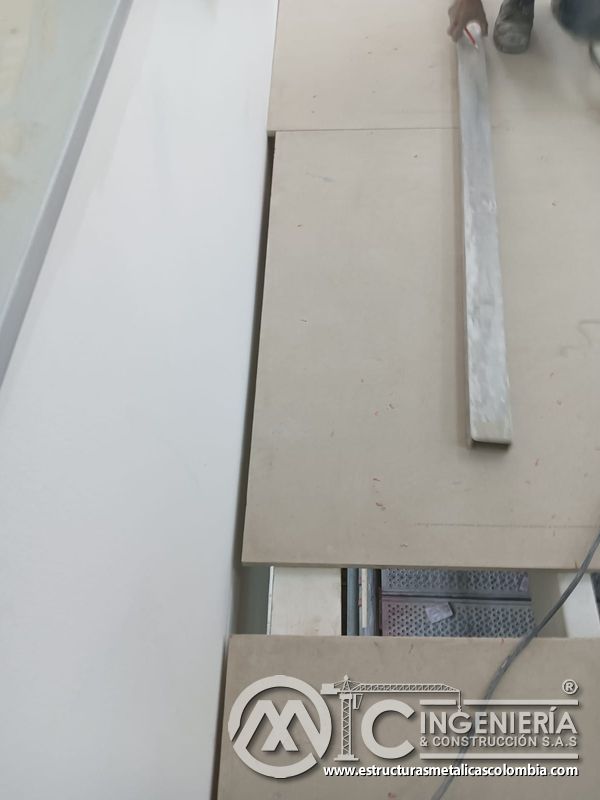 Detalle vertical del encuentro entre placa y perfil del mezzanine metálico en Bogotá y Colombia. Montajes Ingeniería y Construcción. MIC SAS.
