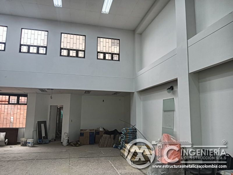 Elevacion frontal del mezzanine metálico integrada a zona de trabajo en Bogotá y Colombia. Montajes Ingeniería y Construcción. MIC SAS.