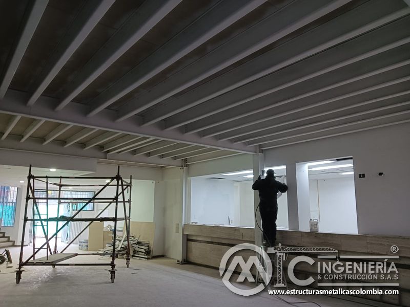 Entramado de viguetas blancas y andamio bajo mezzanine metálico en Bogotá y Colombia. Montajes Ingeniería y Construcción. MIC SAS.