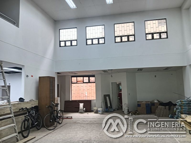Estructura inferior blanca y plataforma terminada del mezzanine metálico en Bogotá y Colombia. Montajes Ingeniería y Construcción. MIC SAS.