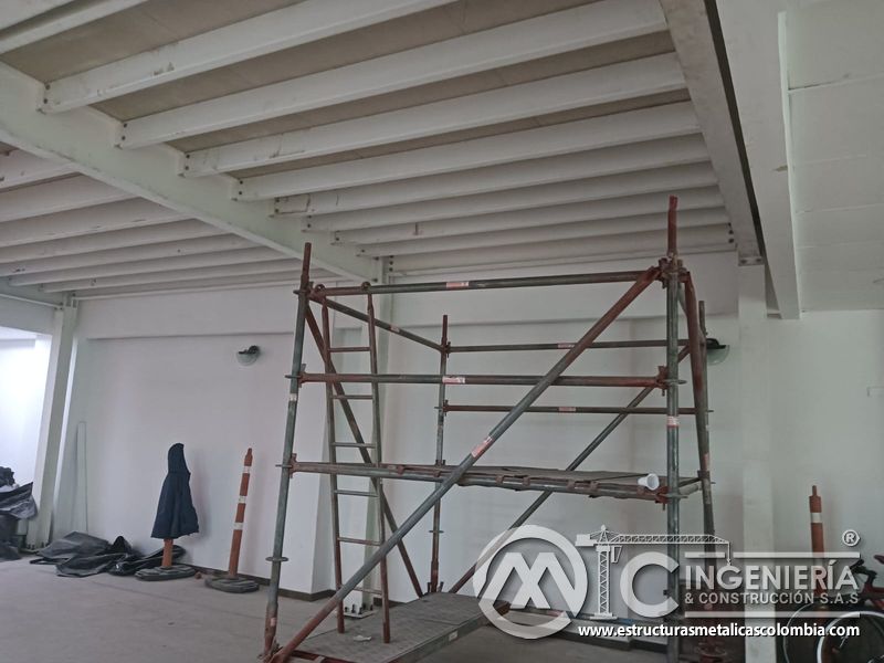 Estructura inferior con andamio y viguetas del mezzanine metálico en Bogotá y Colombia. Montajes Ingeniería y Construcción. MIC SAS.