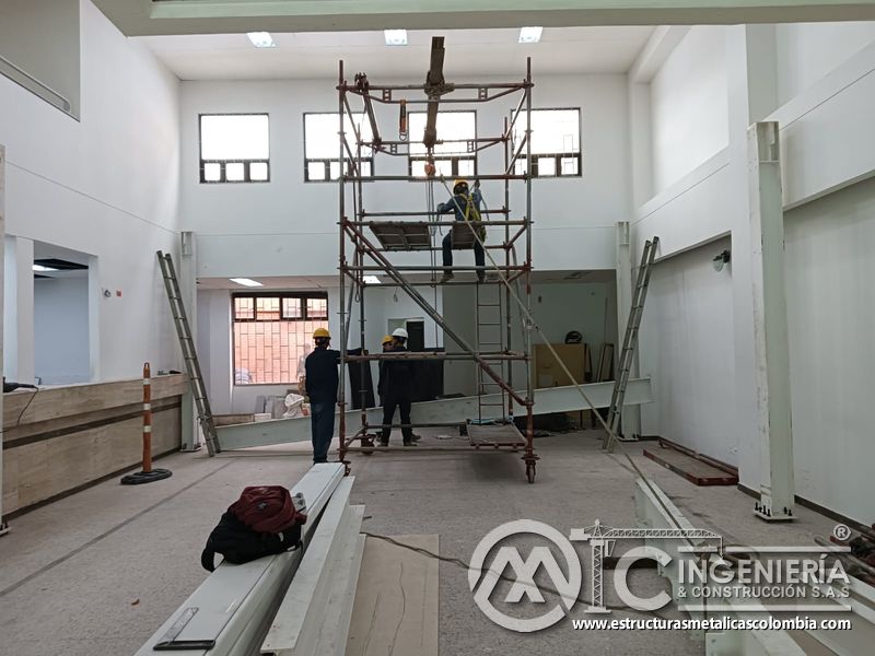 Izaje de perfil con andamio y polipasto para mezzanine metálico en Bogotá y Colombia. Montajes Ingeniería y Construcción. MIC SAS.