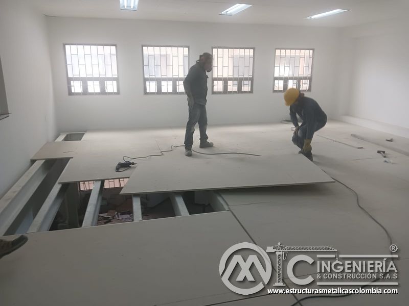 Medición y ajuste de placas sobre la plataforma del mezzanine metálico en Bogotá y Colombia. Montajes Ingeniería y Construcción. MIC SAS.
