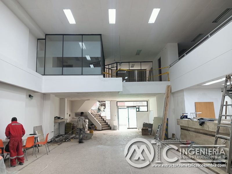 Mezzanine metálico terminado con oficina acristalada en nivel superior en Bogotá y Colombia. Montajes Ingeniería y Construcción. MIC SAS.