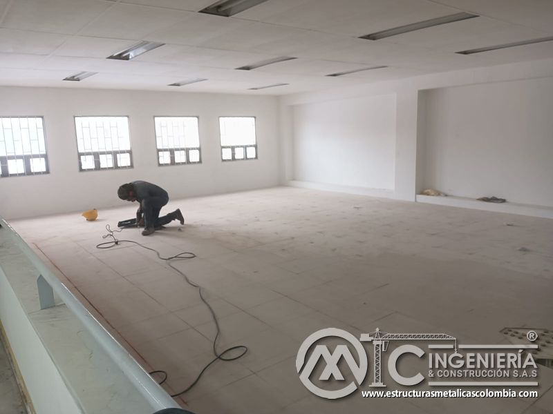 Operario corta y ajusta paneles superiores del mezzanine metálico en Bogotá y Colombia. Montajes Ingeniería y Construcción. MIC SAS.