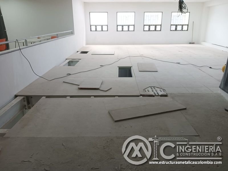 Panorama de placas instaladas y registros abiertos del mezzanine metálico en Bogotá y Colombia. Montajes Ingeniería y Construcción. MIC SAS.