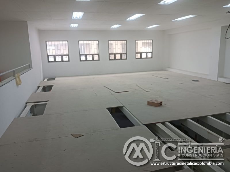 Piso del mezzanine metálico en montaje con varias aberturas tecnicas en Bogotá y Colombia. Montajes Ingeniería y Construcción. MIC SAS.