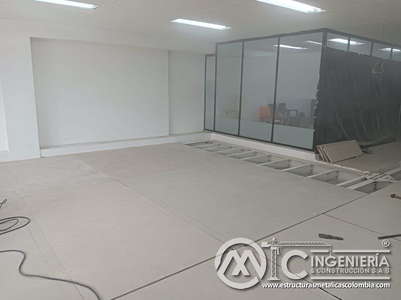 Piso terminado del mezzanine metálico junto al cerramiento acristalado en Bogotá y Colombia. Montajes Ingeniería y Construcción. MIC SAS.