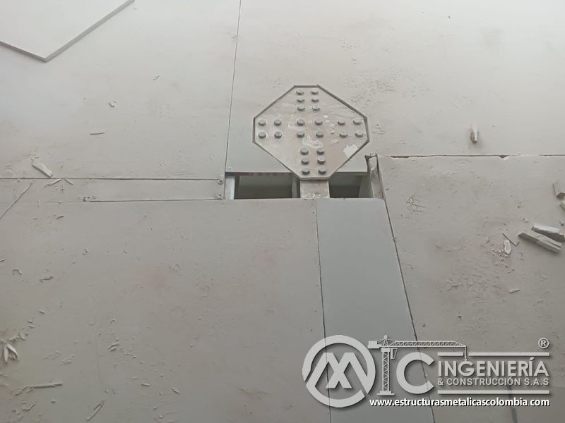 Placa de conexión metálica integrada en el piso del mezzanine metálico en Bogotá y Colombia. Montajes Ingeniería y Construcción. MIC SAS.