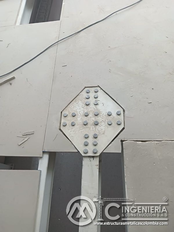 Placa de unión vertical embebida en piso del mezzanine metálico en Bogotá y Colombia. Montajes Ingeniería y Construcción. MIC SAS.