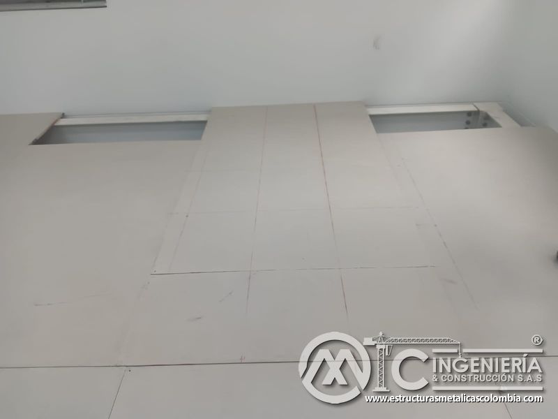 Placas alineadas y registro rectangular en piso de mezzanine metálico en Bogotá y Colombia. Montajes Ingeniería y Construcción. MIC SAS.