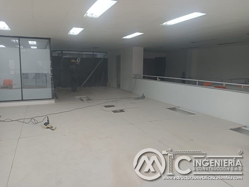 Plataforma amplia del mezzanine metálico junto a oficina de vidrio en Bogotá y Colombia. Montajes Ingeniería y Construcción. MIC SAS.