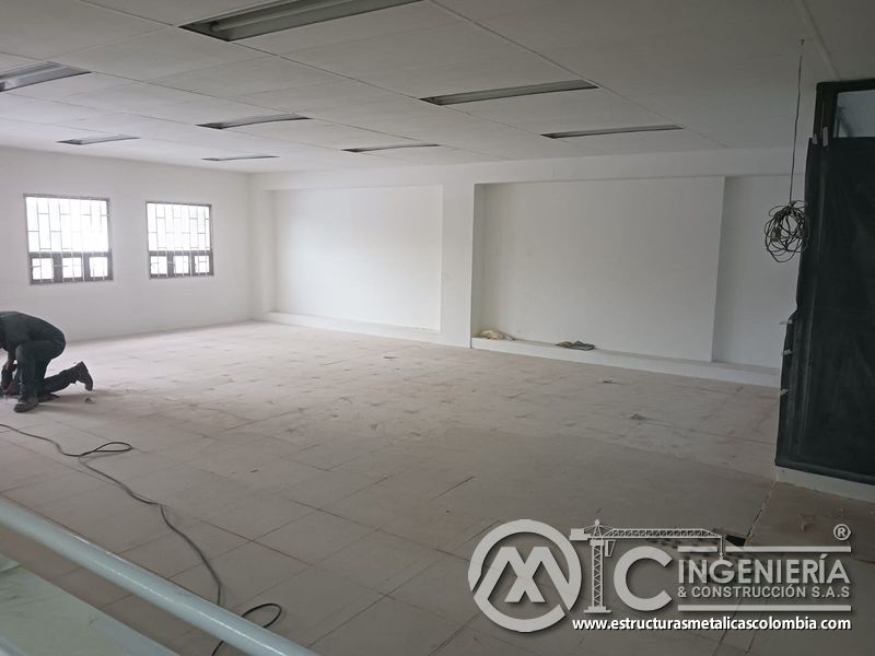 Plataforma casi terminada con placas continuas del mezzanine metálico en Bogotá y Colombia. Montajes Ingeniería y Construcción. MIC SAS.