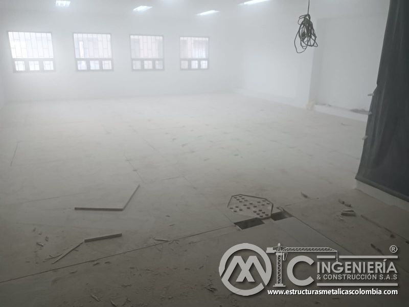Plataforma del mezzanine metálico durante la fase final de instalación en Bogotá y Colombia. Montajes Ingeniería y Construcción. MIC SAS.