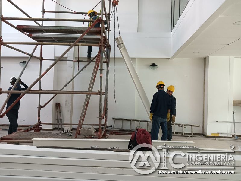 Polipasto y andamio apoyan izaje de vigas del mezzanine metálico en Bogotá y Colombia. Montajes Ingeniería y Construcción. MIC SAS.