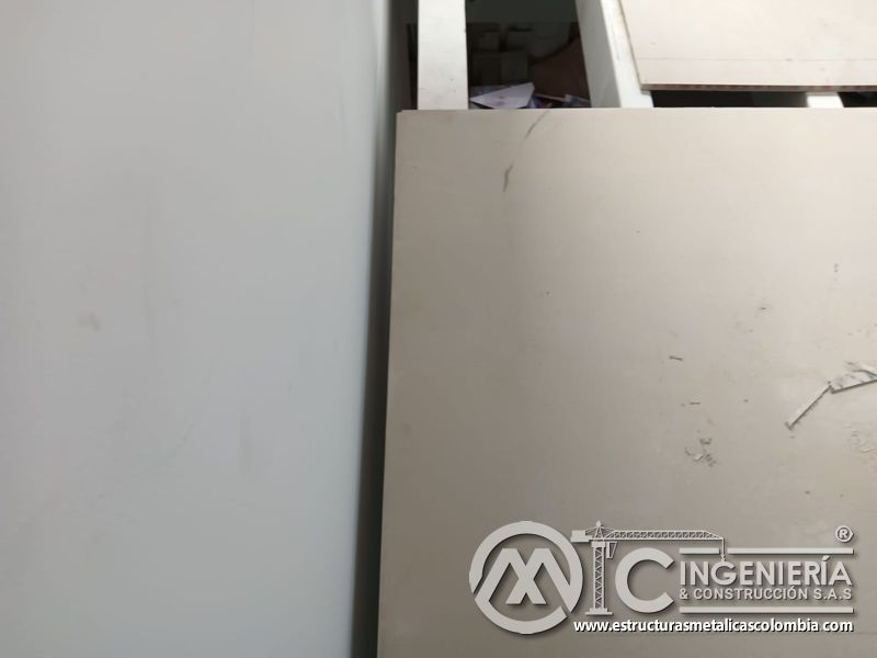 Recorte de placa junto al muro lateral del mezzanine metálico en Bogotá y Colombia. Montajes Ingeniería y Construcción. MIC SAS.