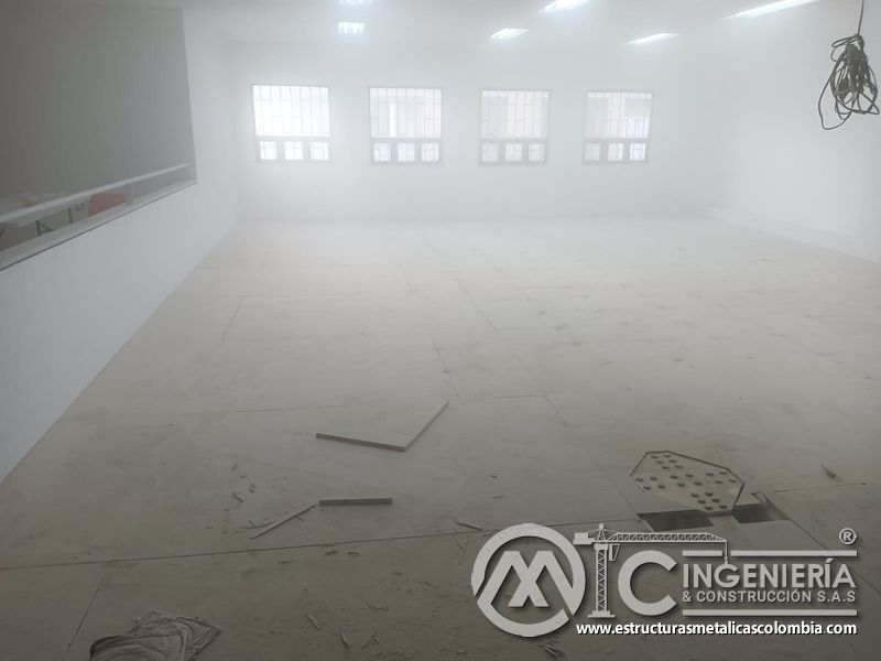 Superficie amplia del mezzanine metálico cubierta con placas modulares en Bogotá y Colombia. Montajes Ingeniería y Construcción. MIC SAS.