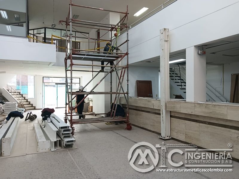 Torre de andamio movil instalada frente al mezzanine metálico en Bogotá y Colombia. Montajes Ingeniería y Construcción. MIC SAS.