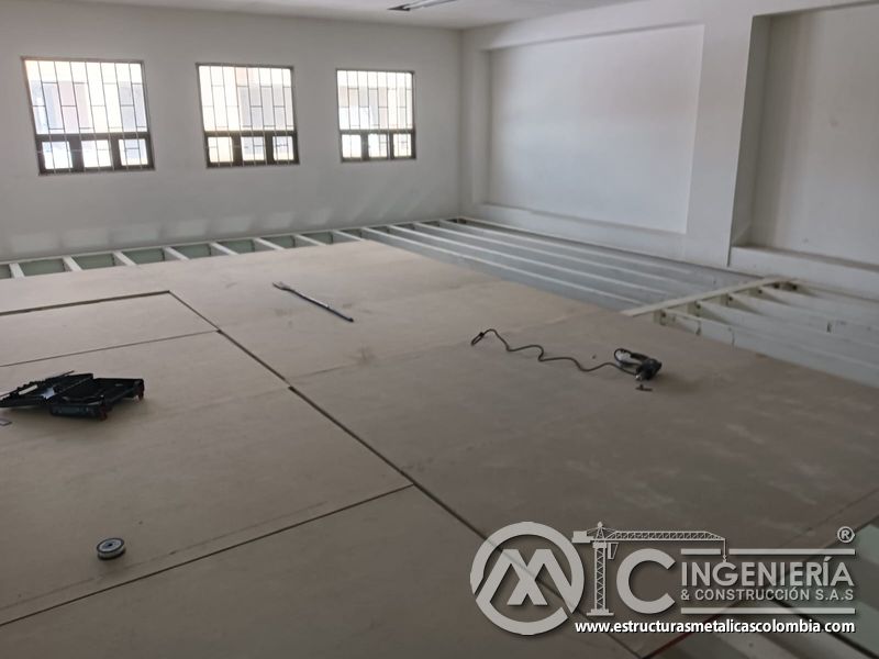 Viguetas expuestas y placas parciales en el piso del mezzanine metálico en Bogotá y Colombia. Montajes Ingeniería y Construcción. MIC SAS.