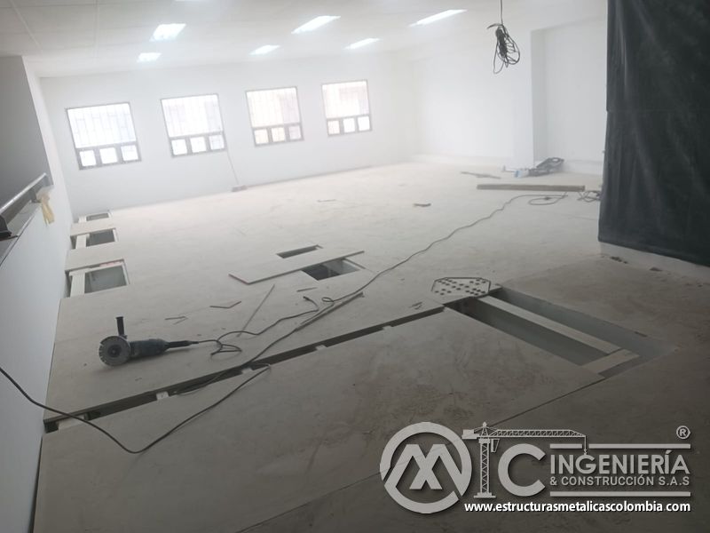 Vista amplia del piso con viguetas expuestas del mezzanine metálico en Bogotá y Colombia. Montajes Ingeniería y Construcción. MIC SAS.