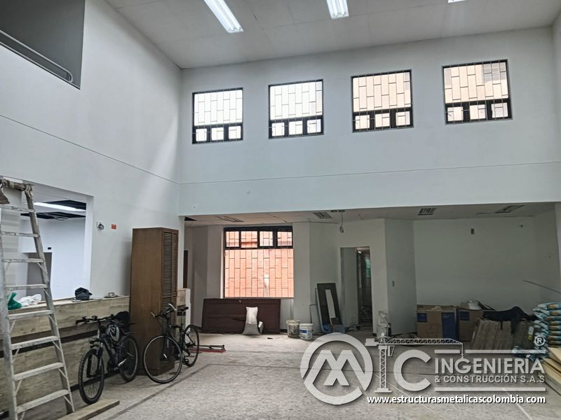 Vista frontal del mezzanine metálico blanco durante el montaje en Bogotá y Colombia. Montajes Ingeniería y Construcción. MIC SAS.