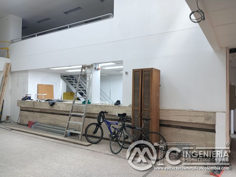 Vista frontal del mezzanine metálico terminado con estructura blanca en Bogotá y Colombia. Montajes Ingeniería y Construcción. MIC SAS.
