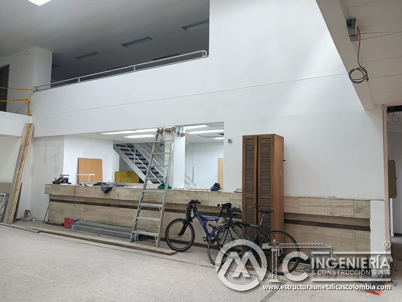 Vista general del mezzanine metálico blanco integrado al edificio interior en Bogotá y Colombia. Montajes Ingeniería y Construcción. MIC SAS.