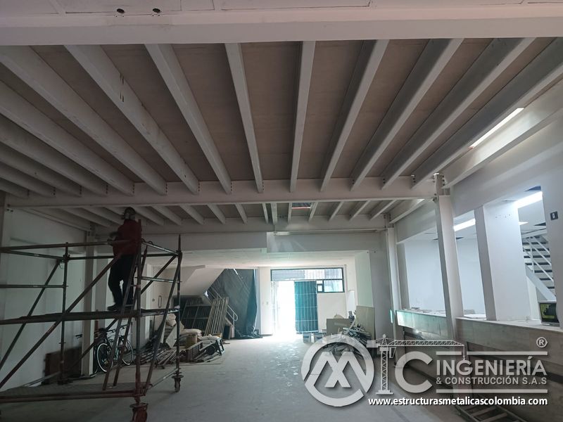 Vista inferior de viguetas y andamio del mezzanine metálico blanco en Bogotá y Colombia. Montajes Ingeniería y Construcción. MIC SAS.