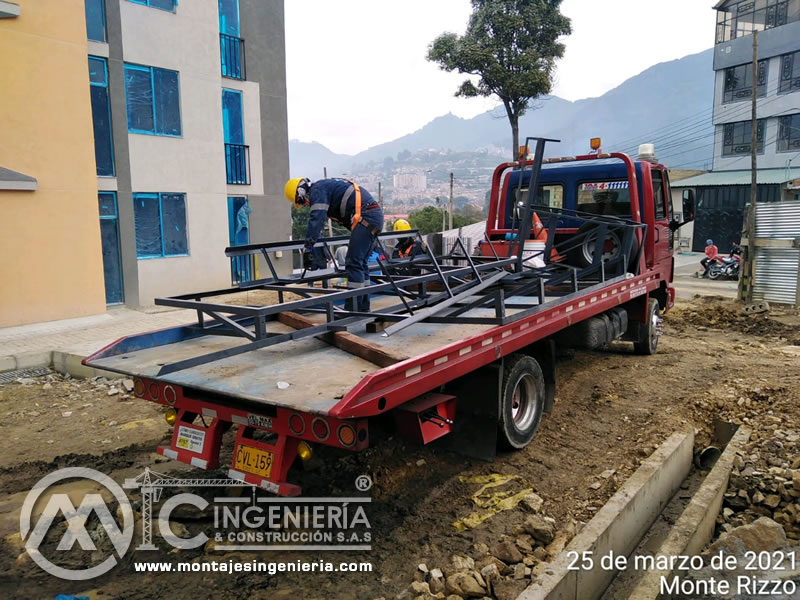 Transporte y montaje de componentes estructurales en acero para costrucciones civiles en Bogotá, Colombia. Montajes, Ingeniería y Construcción. MIC SAS