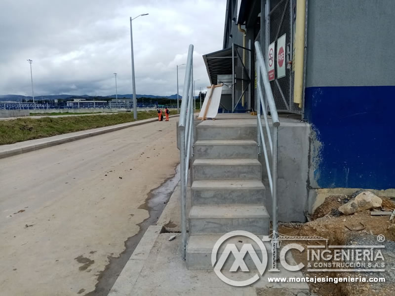 Diseño de escaleras y pasarelas metálicas para fábricas e industrias en Bogotá, Colombia. Montajes, Ingeniería y Construcción. MIC SAS