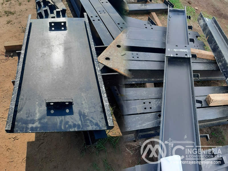 Estructuras metálicas para el soporte de silos y contenedores industriales en Bogotá, Colombia. Montajes, Ingeniería y Construcción. MIC SAS