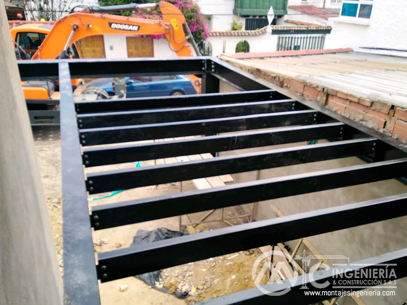 Estructuras metálicas para el soporte de silos y contenedores industriales en Bogotá, Colombia. Montajes, Ingeniería y Construcción. MIC SAS