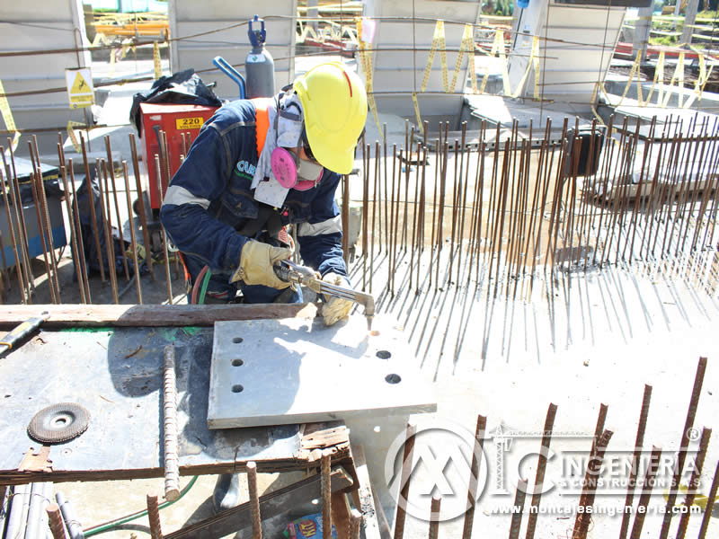 Marcos estructurales conectados con varillas de amarre para construcciones de acero en Bogotá, Colombia. Montajes, Ingeniería y Construcción. MIC SAS