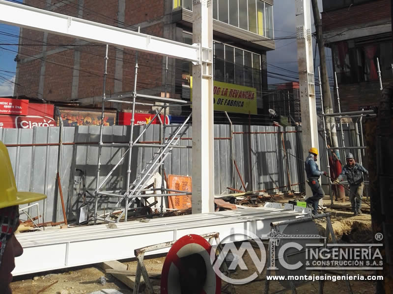 Montaje de vigas y columnas para estructuras metálicas de edificios en Bogotá, Colombia. Montajes, Ingeniería y Construcción. MIC SAS