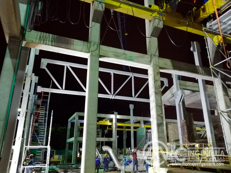 Estructuras metálicas para el soporte de silos y contenedores industriales en Bogotá, Colombia. Montajes, Ingeniería y Construcción. MIC SAS