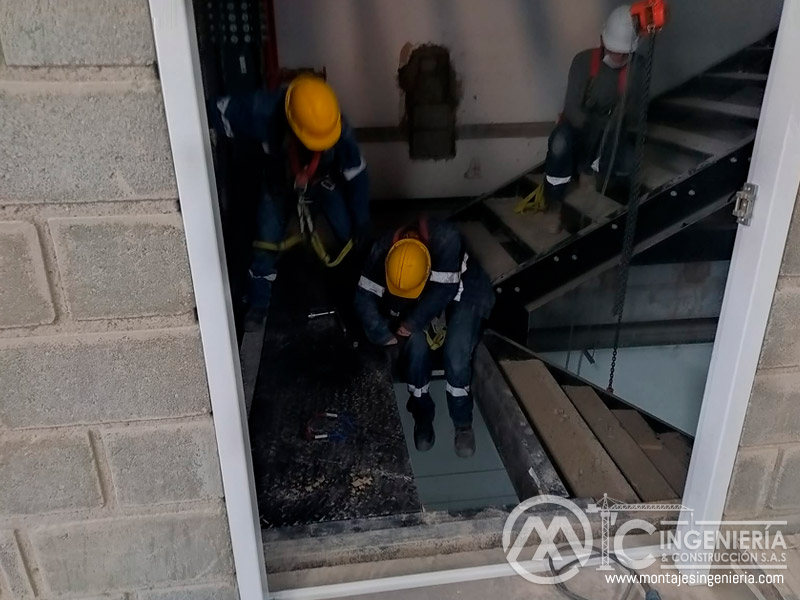 Estructuras de escaleras metálicas para instalaciones industriales en Bogotá, Colombia. Montajes, Ingeniería y Construcción. MIC SAS Estructuras de escaleras metálicas para instalaciones industriales en Bogotá, Colombia. Montajes, Ingeniería y Construcción. MIC SAS