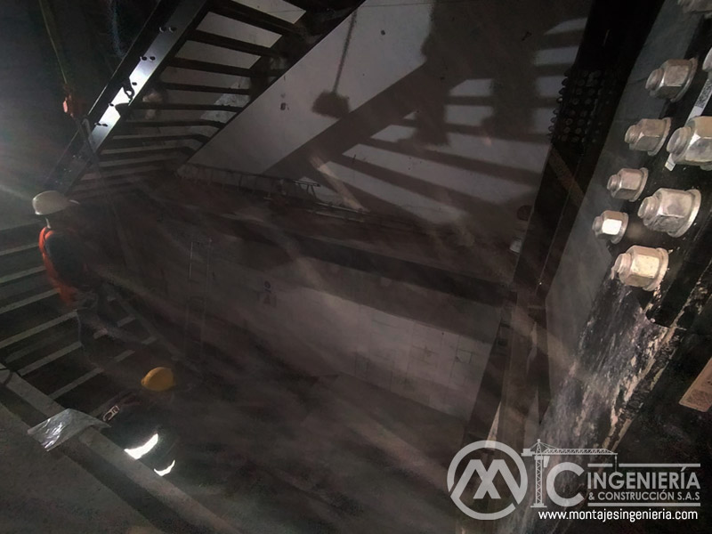 Estructuras de escaleras metálicas para instalaciones industriales en Bogotá, Colombia. Montajes, Ingeniería y Construcción. MIC SAS