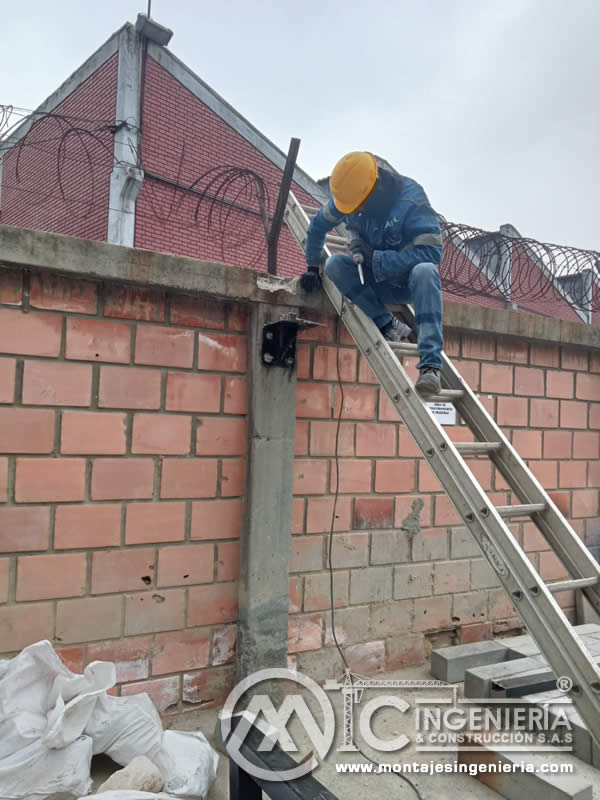 Diseño y mantenimiento de techos y cubiertas metálicas para pérgolas industriales en Bogotá, Colombia. Montajes, Ingeniería y Construcción. MIC SAS.