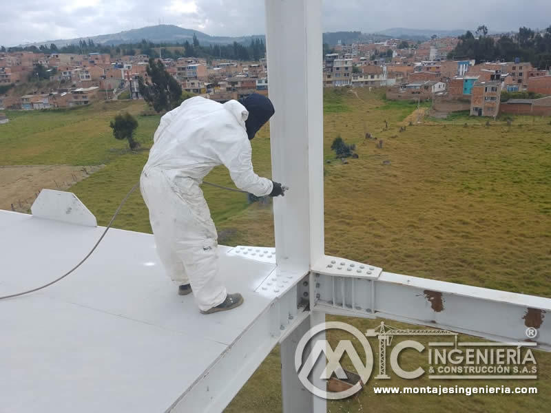Acabados con pintura industrial en escaleras metálicas de edificios en Bogotá, Colombia. Montajes, Ingeniería y Construcción. MIC SAS.
