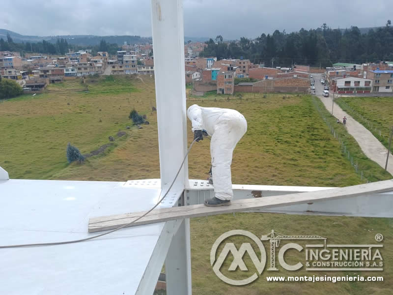 Acabados con pintura industrial en estructuras metálicas para edificios en Bogotá, Colombia. Montajes, Ingeniería y Construcción. MIC SAS.