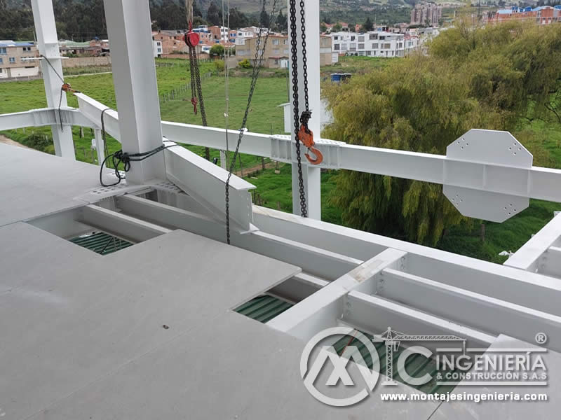 Izaje de cargas pesadas en construcciones de estructuras metálicas para edificios en Bogotá, Colombia. Montajes, Ingeniería y Construcción. MIC SAS. Izaje de cargas pesadas en construcciones de estructuras metálicas para edificios en Bogotá, Colombia. Montajes, Ingeniería y Construcción. MIC SAS.